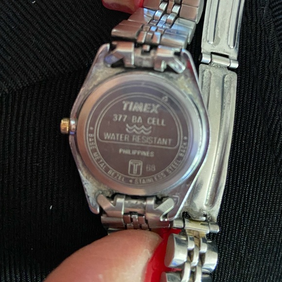 Timex Water Resist Watch. Two tone Face, Date, Silver Bracelet, Women’s 6” Wrist - Picture 4 of 5